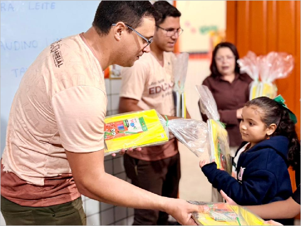 Volta às aulas com entrega de kits de material escolar na rede municipal de ensino em Areial